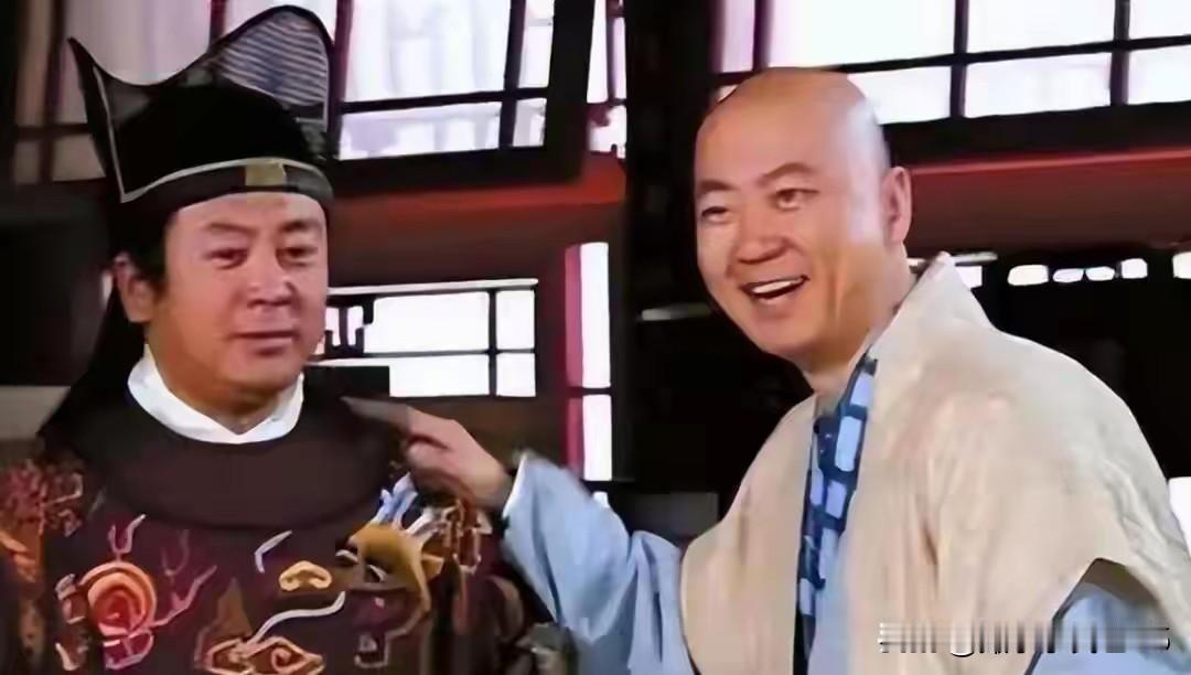 现实生活有时候比影视剧情都要魔幻‼️话说，你都已经是逃犯了，就老老实实隐姓埋名