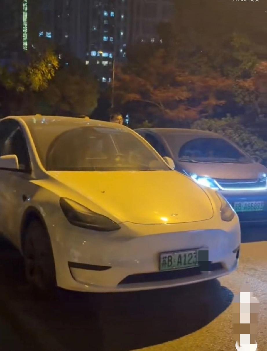 无锡儿童医院堵车，后面全是孩子生病等着通行，这位特斯拉车主以前面过不去为由，就是