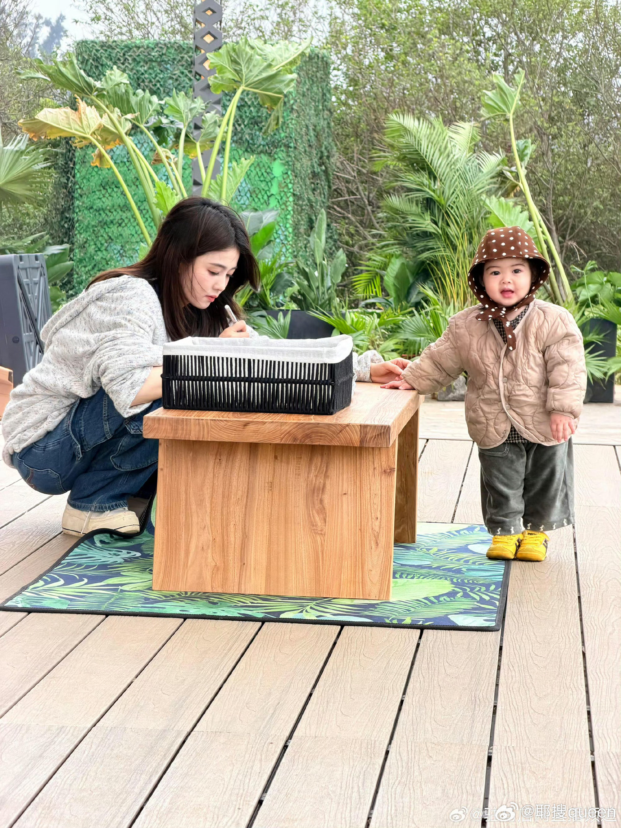 白鹿真的不能当我小姨吗看白鹿低头哄宝宝，宝宝仰头看着她，眼里全是信任与喜欢，这就