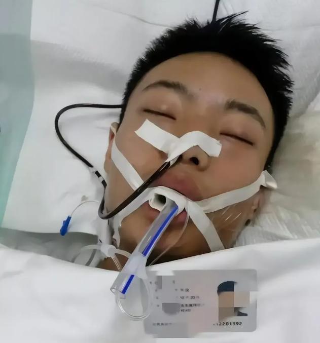 “人都死了，凶手才判了四年半。”2020年，湖南一小伙在夜市上无故被人捅了数刀，