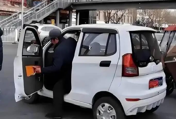 老头困了有人送枕头？1.3万起！“老头乐”合法平替来了，60+老人也能绿牌上路！