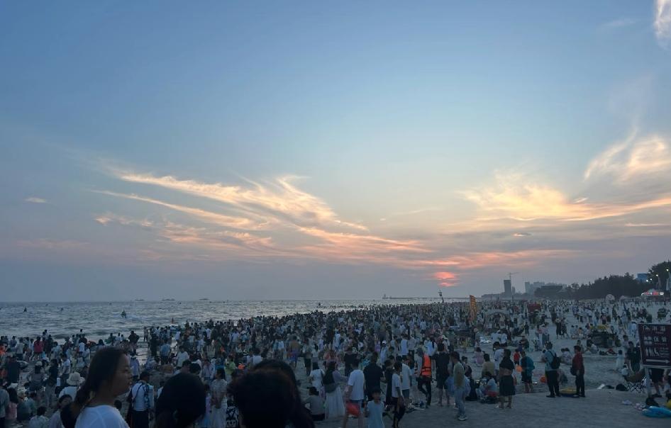今天银滩锐减10w人…但是走丢广播还在播看来雷阵雨劝退了很多人海边还是清清