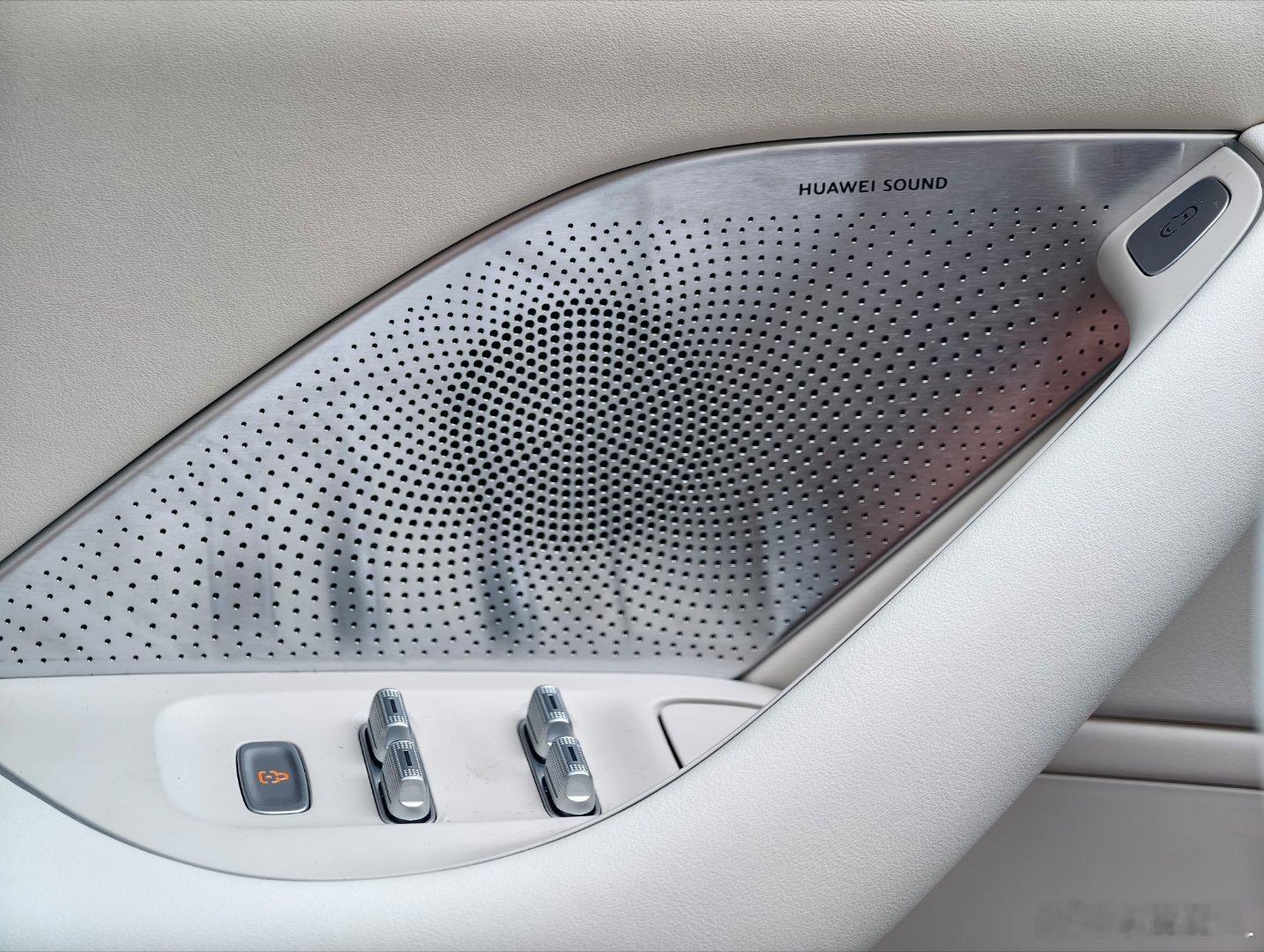 再认真看看智界R7的车内细节。完全长在我审美上啊！没有多余繁杂的设计，却在简约中