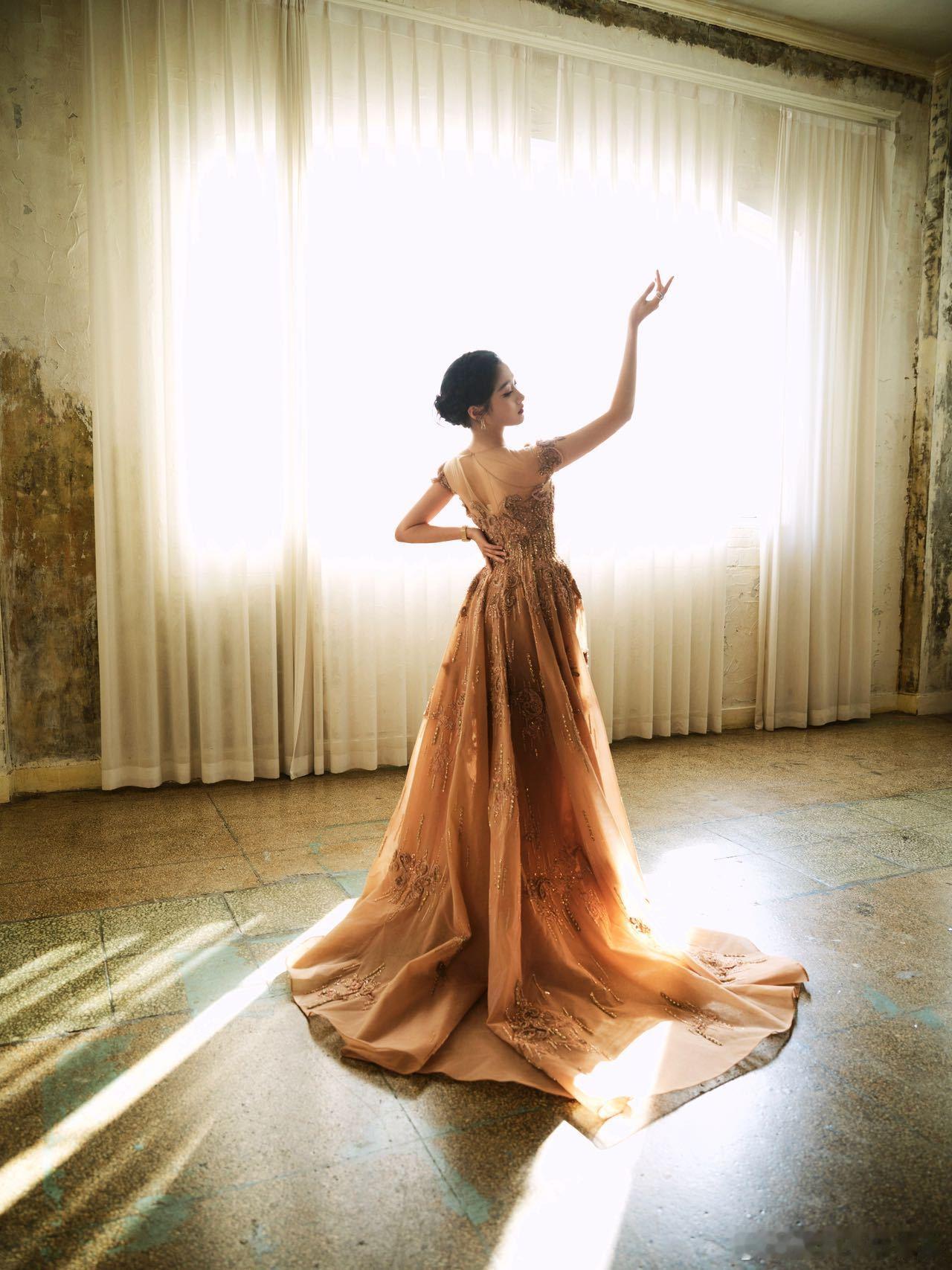 关晓彤刺绣粉裙关晓彤又美出新高度了关晓彤微博视界大会这身香槟粉鎏金纱裙简直绝了