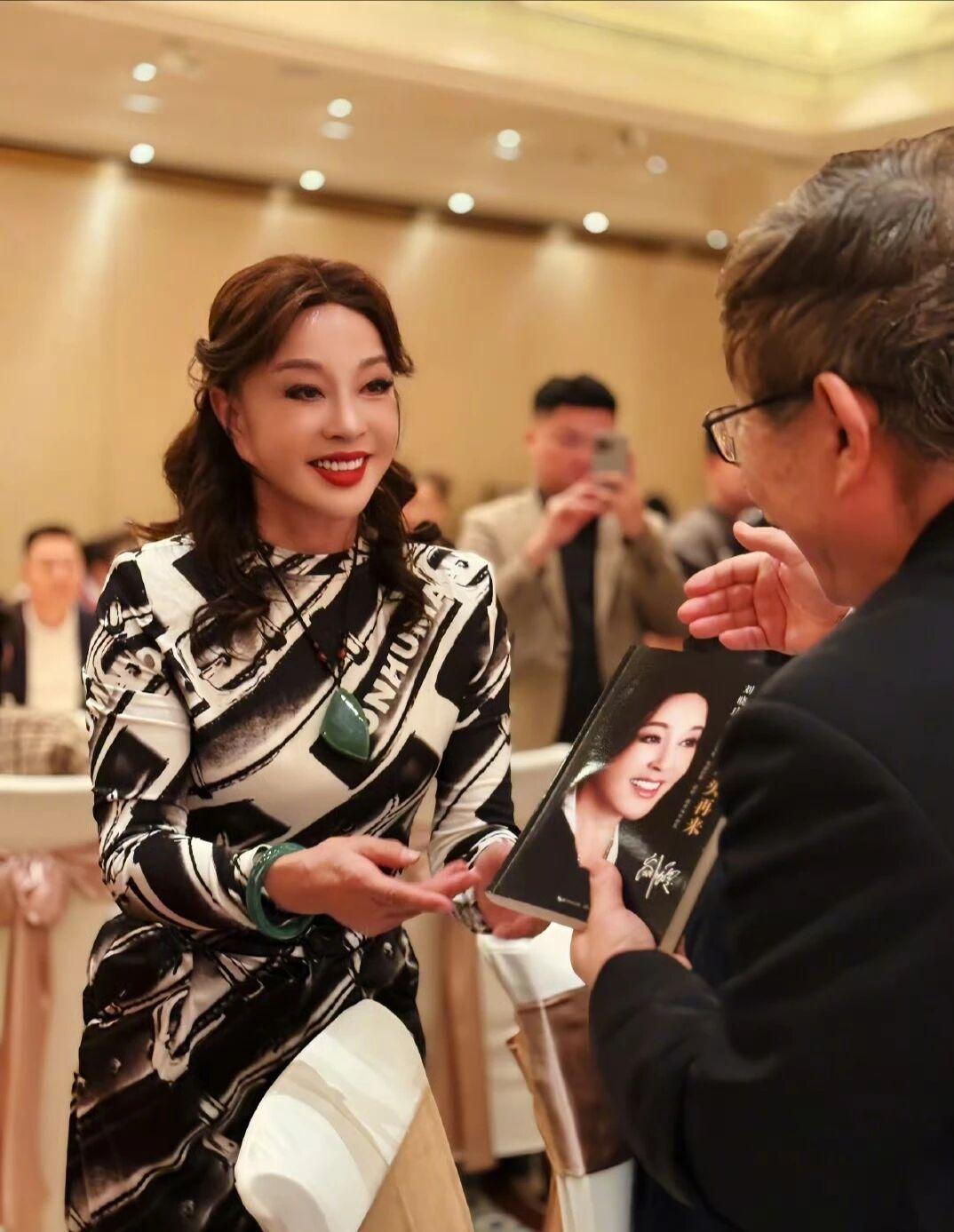 75岁刘晓庆官宣将在竖屏短剧中再度饰演武则天，并晒出与化妆师毛戈平的合作照，配文