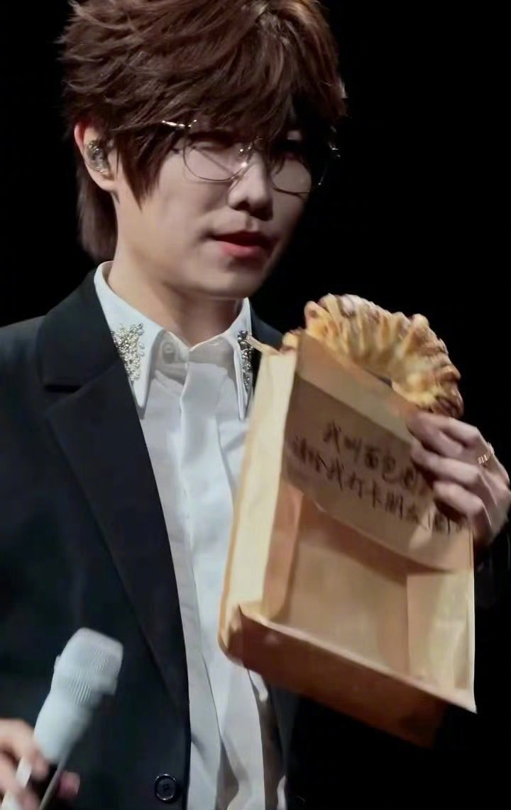 徐良盘活了一个濒临倒闭的面包厂，眼睛尿尿惹徐良演唱会救活了即将倒闭的面