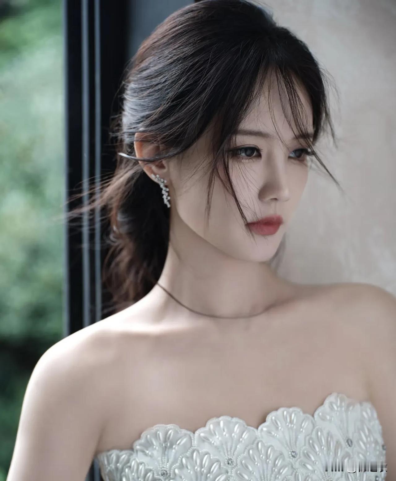 我之前对李一桐挺无感的，就是纯路人状态，就是在各大平台刷视频的时候，会偶尔刷到她