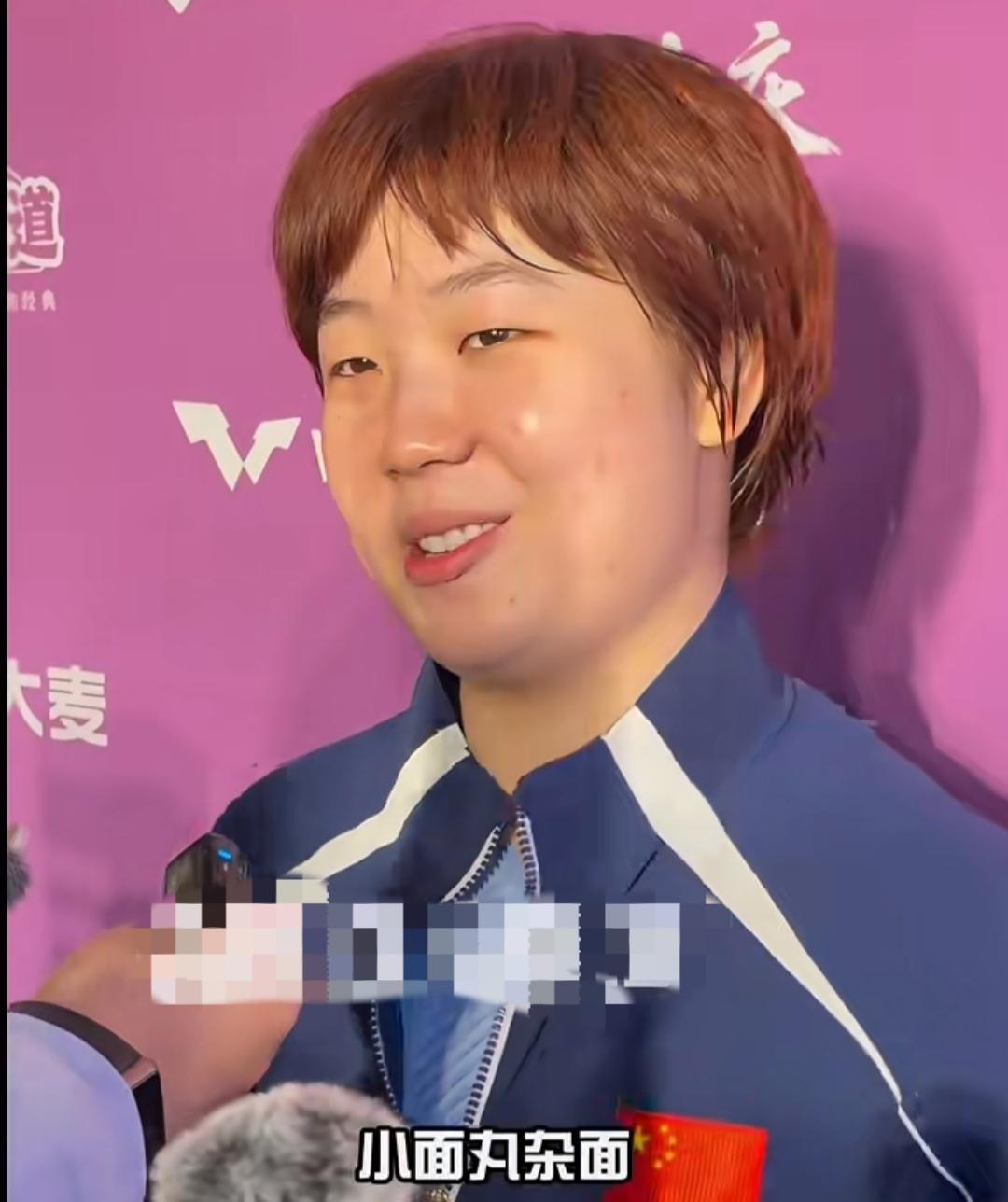 蒯曼真是个小吃货！！这不刚刚重庆冠军赛上，蒯曼第一场比赛轻松赢下萨马拉，取得