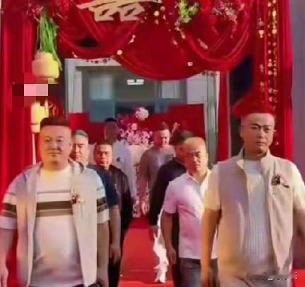 10月7日，河南一场婚礼现场惊现“彩虹舅舅团”，新娘的9个舅舅分别染了9种发色来