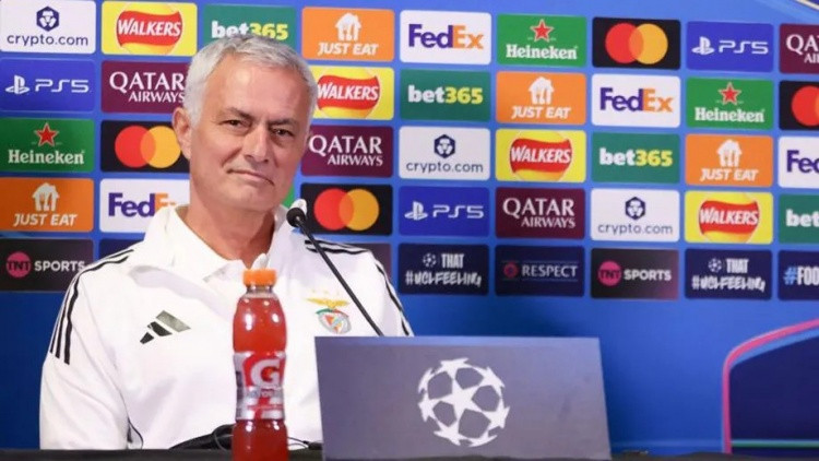 皇马帅位? 穆里尼奥: 答案很明显是否定的吧? 甚至都不需要去讨论