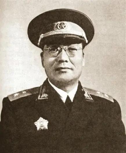 李仙洲被特赦后，曾得到周总理的接见。此时的李仙洲对于莱芜战役念念不忘，问道：“十