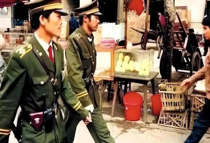 1985年，河北深夜乡间，32岁女工被人拖进树林性侵，情急之下，她一口咬断歹徒舌