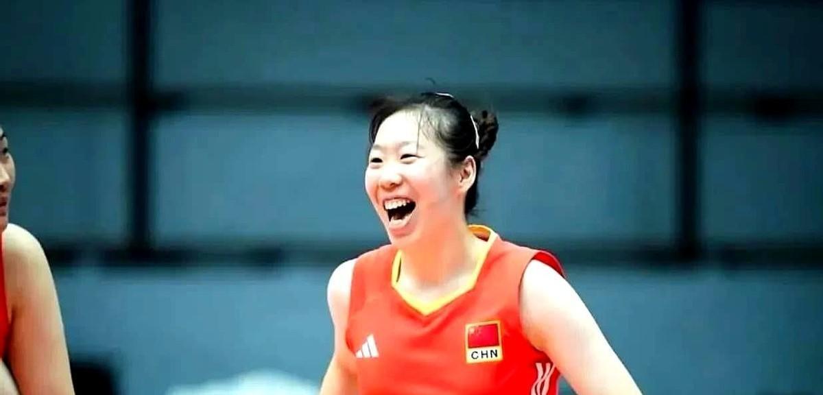 评价一个二传，第一步先别看她的传球好坏。得看她能不能“骗”过对手。昨晚江苏打