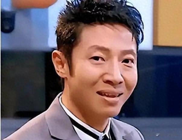 撒贝宁回武汉住酒店被骂不孝，真相让人泪目前阵子，一张撒贝宁全家回武汉过年的照片