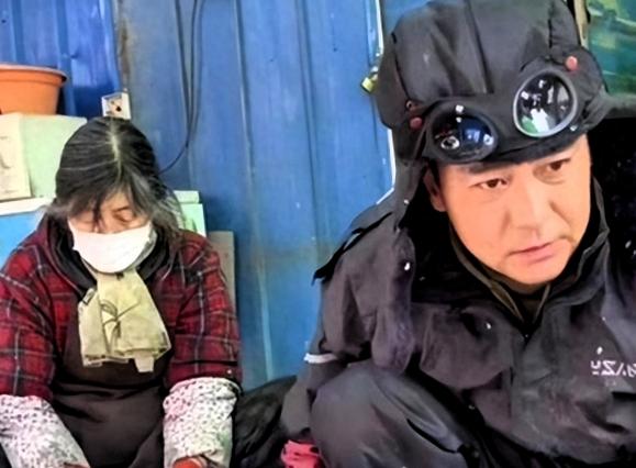 李飞这波操作，看哭多少人！演了十年军旅戏的他，现在系着蓝围裙在菜市场帮妈卖鱼，剖