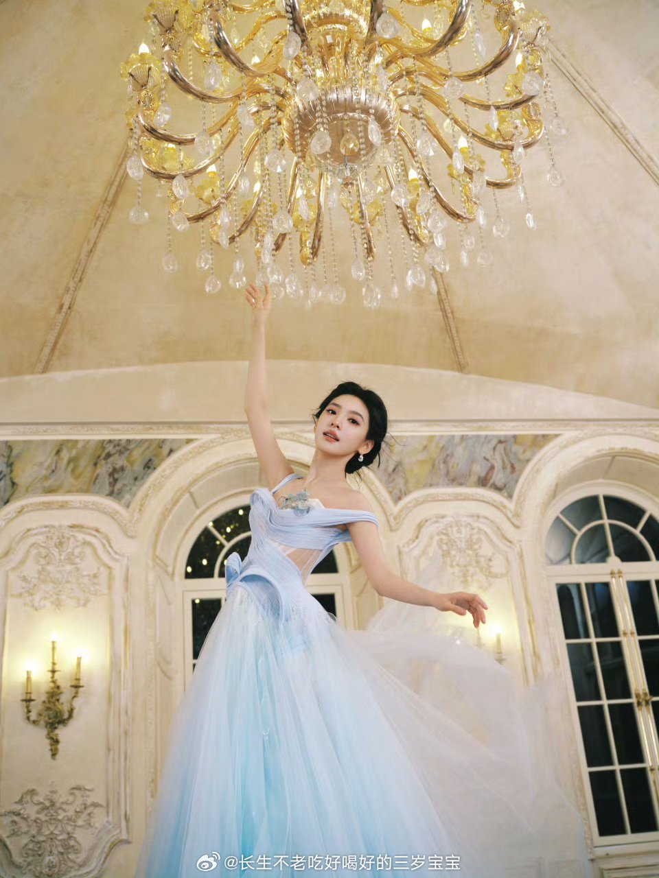 章若楠冷玉公主妆看章若楠的冷玉公主妆，就像在欣赏一件艺术品。不需要浓妆艳抹，不需