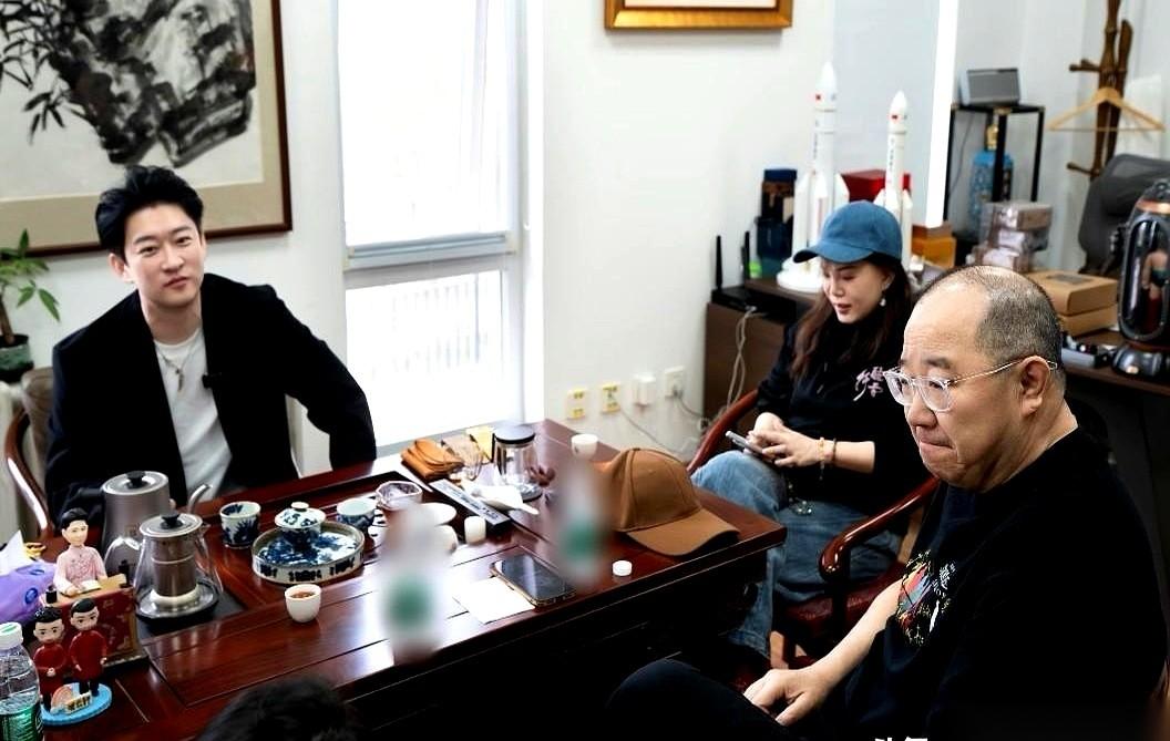 曹云金工作室放了两张照片，合作对象让人有点没想到——英达。一个相声圈的出走者，