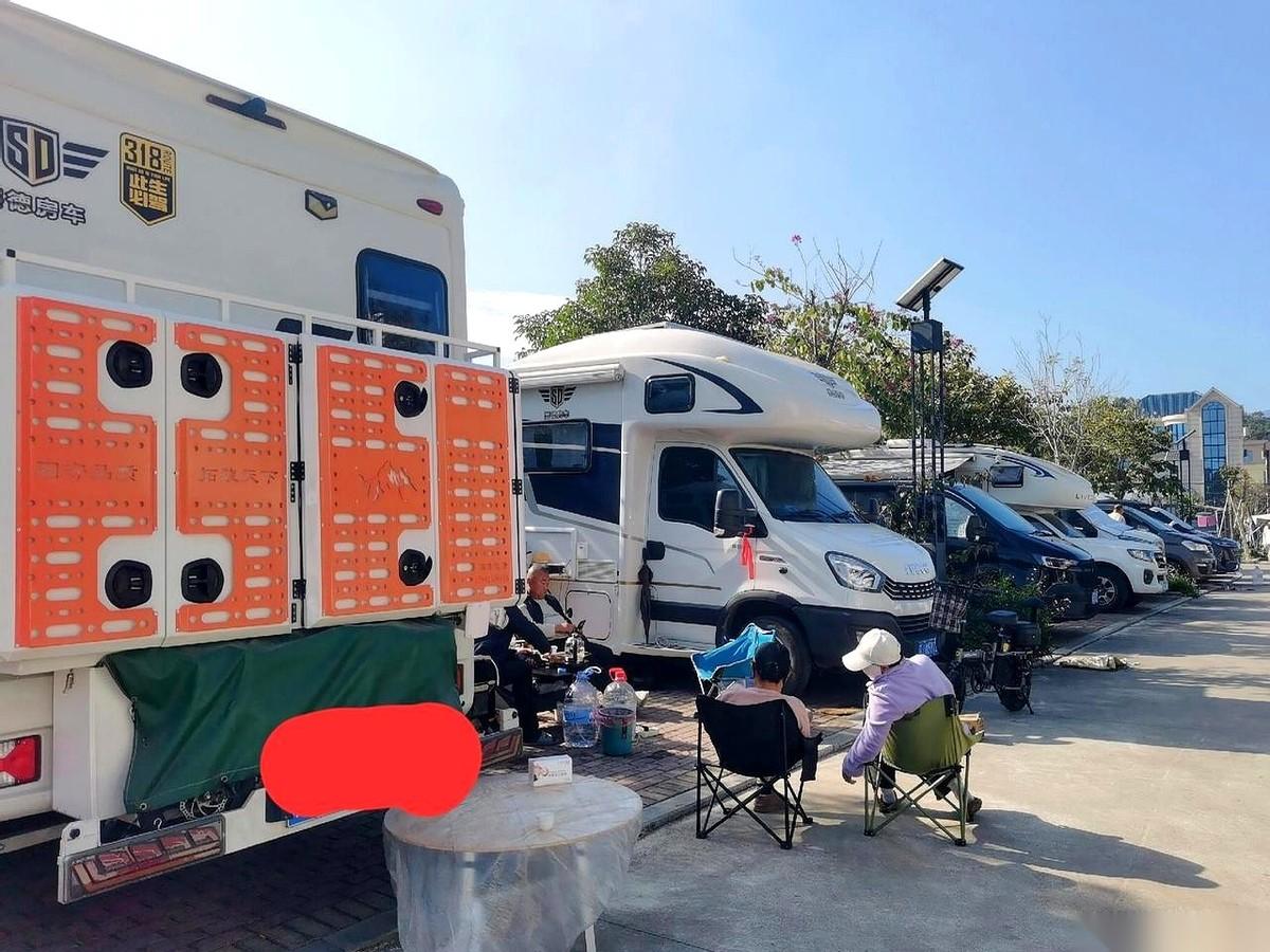 云南、广西的暖冬，成了房车坟场。前一秒，车主还在海边公共车位上，听着歌煮着咖啡