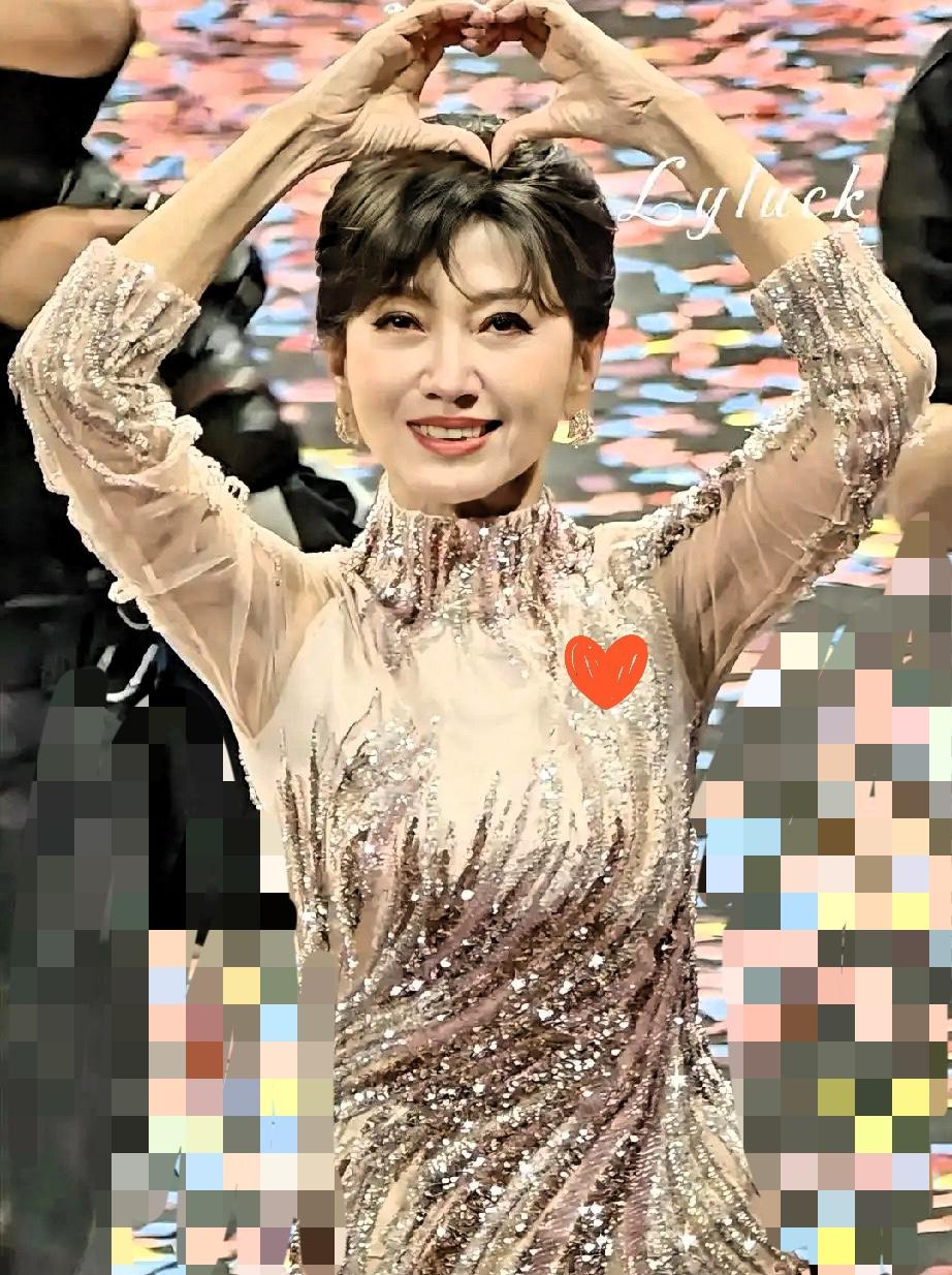 72岁赵雅芝生日派对跳扫腿舞、打架子鼓，全网喊“少女感炸裂”，但我朋友在健身房见