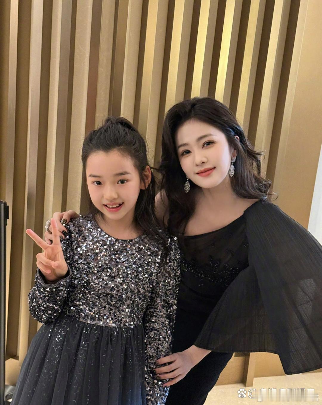 小酒窝晒了17张尖叫之夜合照小酒窝与帅哥美女的合照，这么多啊，令人羡慕！