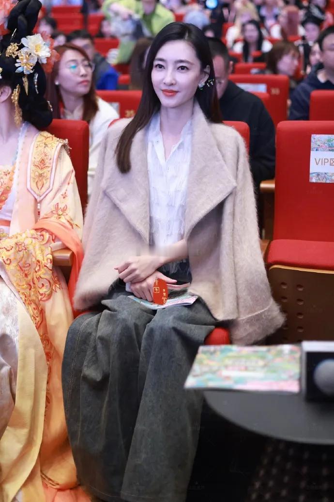 赵雅芝和王丽坤两位站在一起居然很有姐妹范儿，赵雅芝这回穿了一件粉色的裙子，裙子上