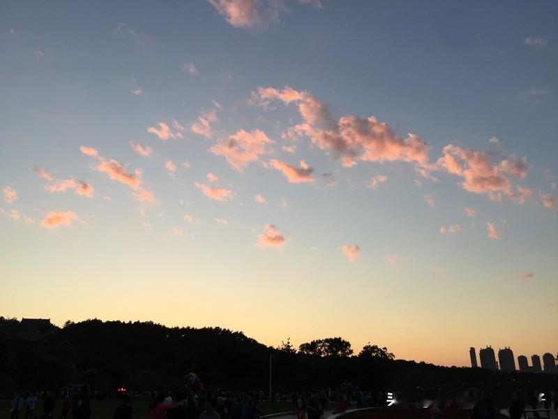 看到“天上浮云无定所”这个上联，就像打开了一个充满创意的对联宝箱。大家的下联真是