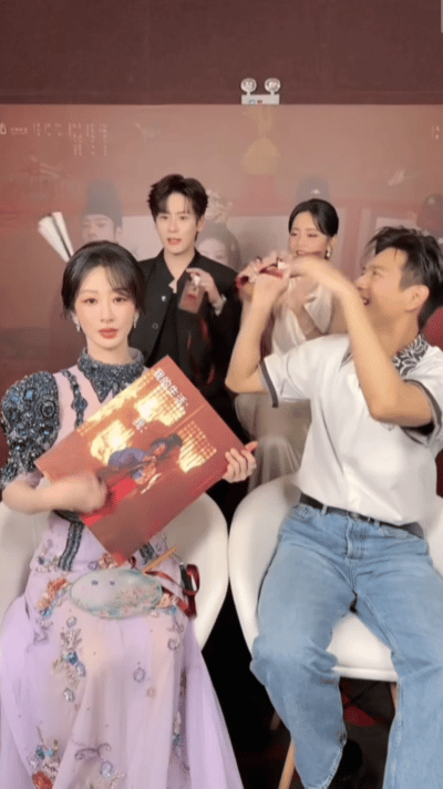 杨紫李现吃菌子了吧前面杨紫弹琵琶有多美，后面李现他们仨就有多“疯”，又扭又唱的