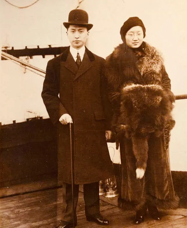1958年，顾维钧趁妻子黄惠兰睡着，轻轻走出家门，溜进妻子闺蜜严幼韵房中。突然，