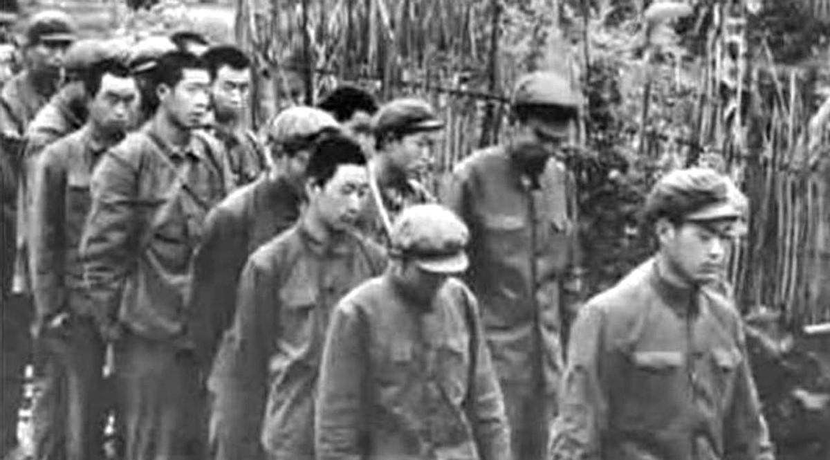 1979年，战俘互换结束后，200多名士兵终于返回祖国，他们刚踏过边界线，广州军