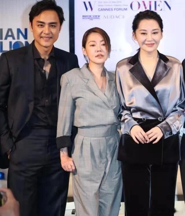 #站在许晴旁边的小S拼尽全力凹造型#戛纳中欧女性影展的一张旧照近期再度走红，照片里小S刻意绷起姿态凹