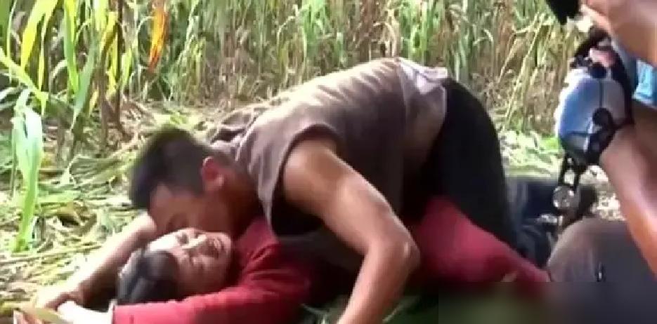 咔嚓一声，80斤周迅的胳膊差点被压断，导演在监视器后头愣是不喊停。高粱地里，