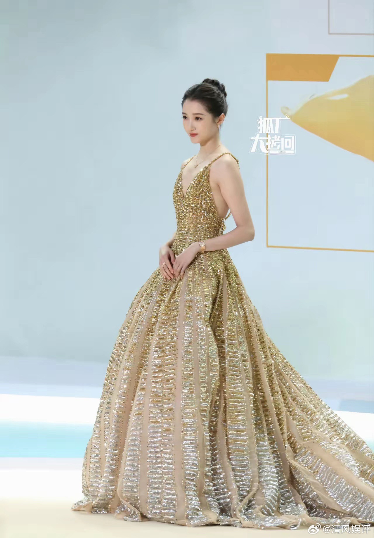 1.关晓彤在接触鹅的悬疑剧《红掌》，导演黄天仁，这个项目是定女选男的本子。2.杨