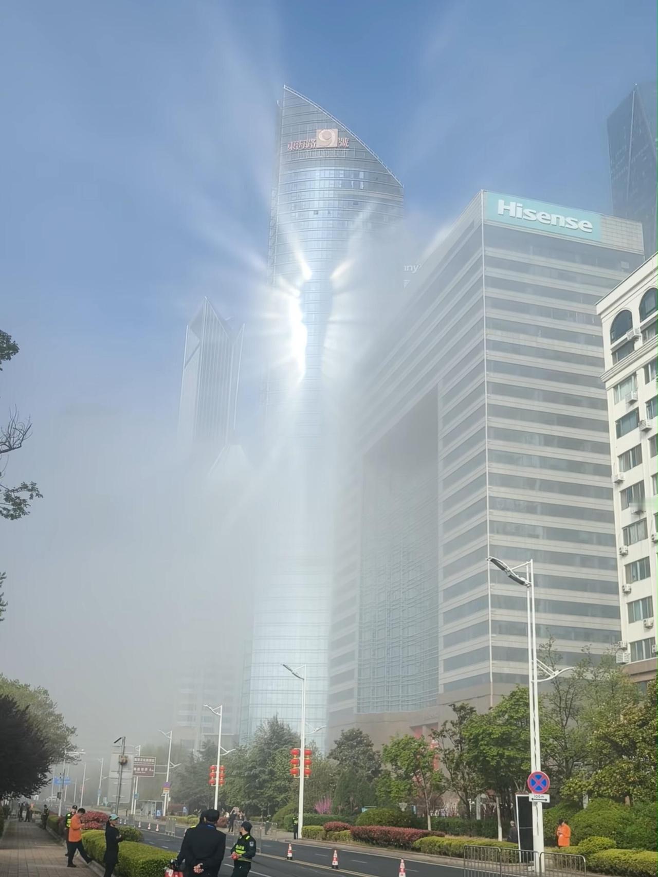 最近青岛有个大楼“发光”的视频火了，不少人开玩笑说是“打工人的怨气”或者“达利园