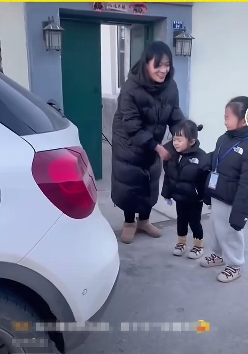 近日，一位爸爸在外出差多日，回到家后，妈妈想给两个女儿一个惊喜，说是给她们准备了