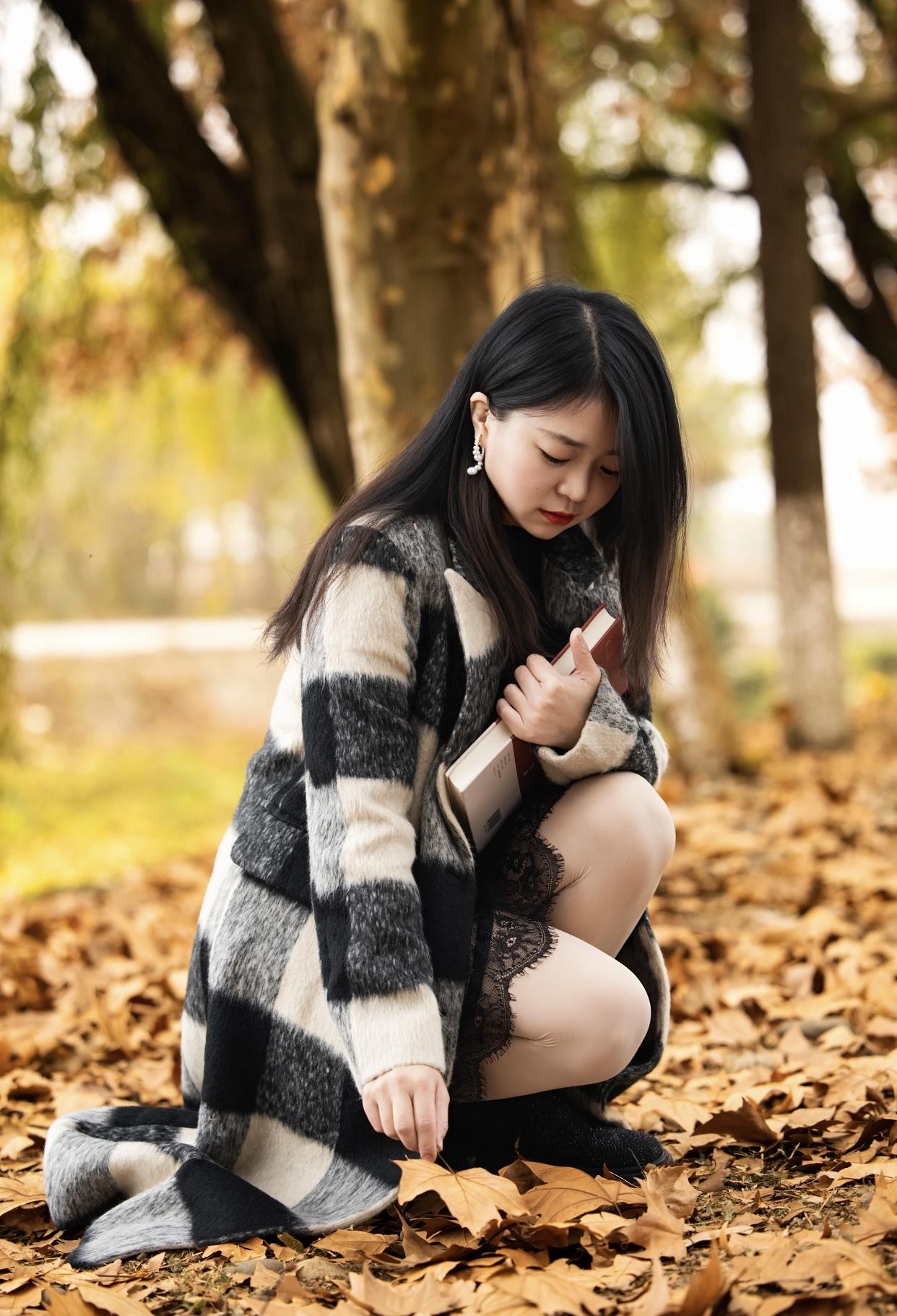 秋日漫步，黑白格纹大衣搭配透明伞，优雅动人。