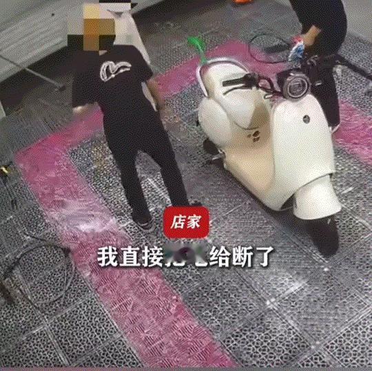 河南新乡，一自助洗车行，深夜来了几名年轻人自助洗电动车，可几人在洗车过程中不好好