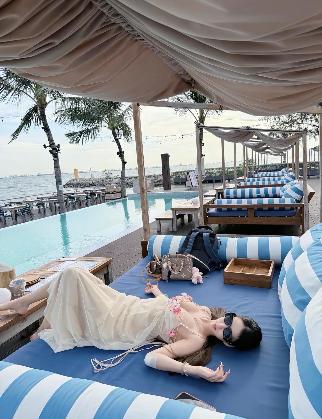 海边度假的惬意时光，躺在舒适的躺椅上，享受阳光和海风。