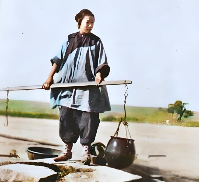 清朝，有个农妇去卖鸡蛋，走到半路被一群土匪糟蹋了，完事了，她见篮子里的鸡