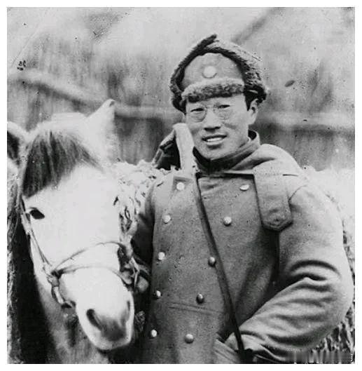 1942年，蒋介石本想秘密处决万毅，却被万毅觉察到，于是，就趁守卫不备逃了出来，