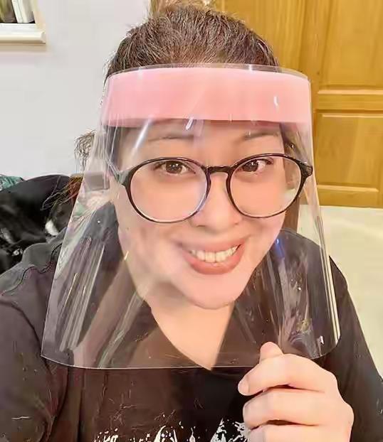 朱拉蓬公主大女儿笑起来竟然有几分像泰王二王子，王室基因强大，表兄妹都像到一块去了