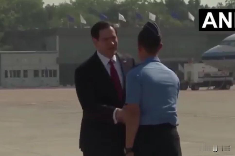 鲁比奥到达印度德里，准备进行“四方会谈”。没想到，一下飞机直接懵了！在飞机舱