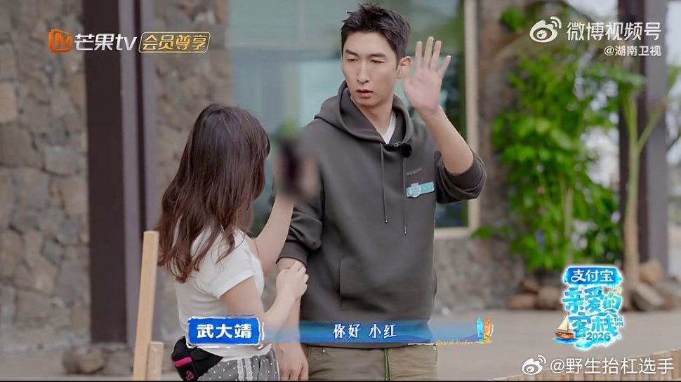 没睡醒的全红婵被迫营业张家齐一遇新鲜事就立马连线全红婵，喊宝宝也太甜啦～希望妹妹