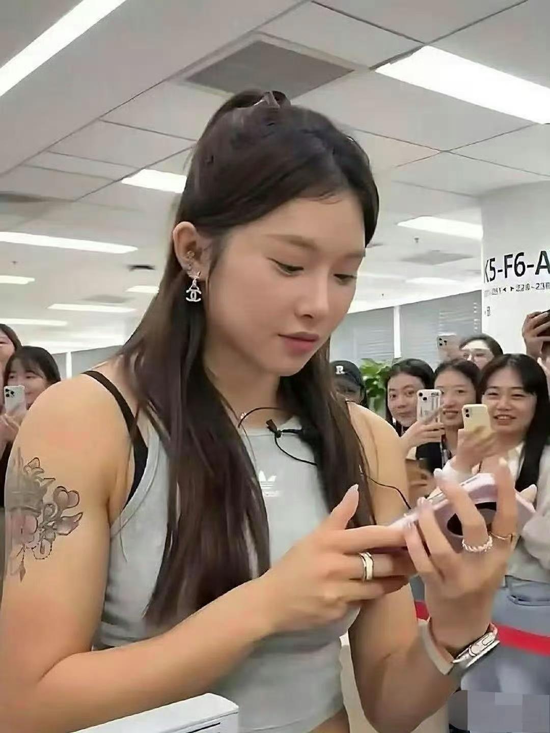 网友A：你看原来是吴艳妮啊。网友B：她看起来这么壮啊。网友A：运动员身材