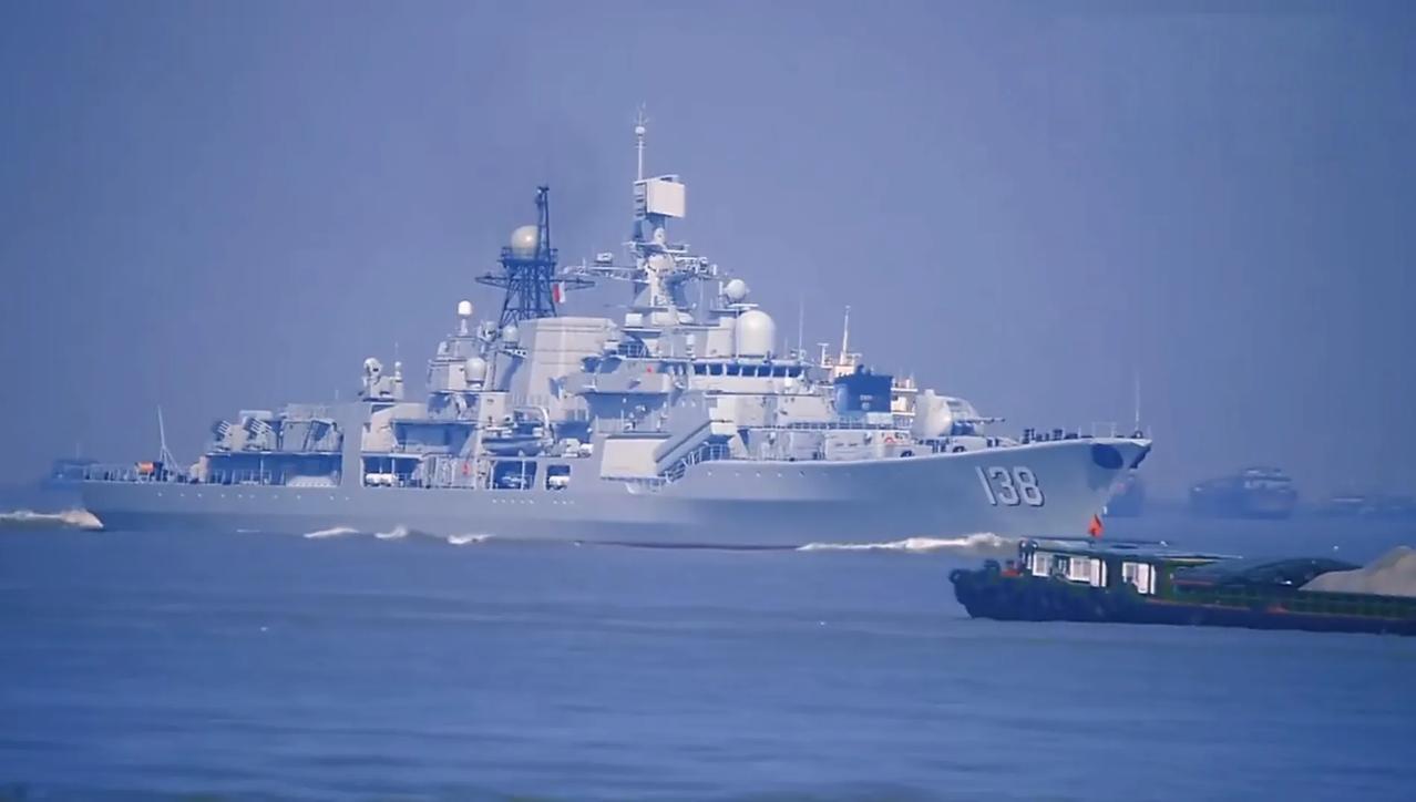 人民海军现代级驱逐舰138泰州舰结束海军成立77周年开放活动，返回母港。泰州舰