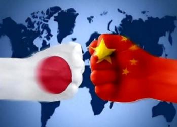 日本现在对中国方向，正在同时推进两件事。第一，不断安排人员访华；第二，高市早苗准
