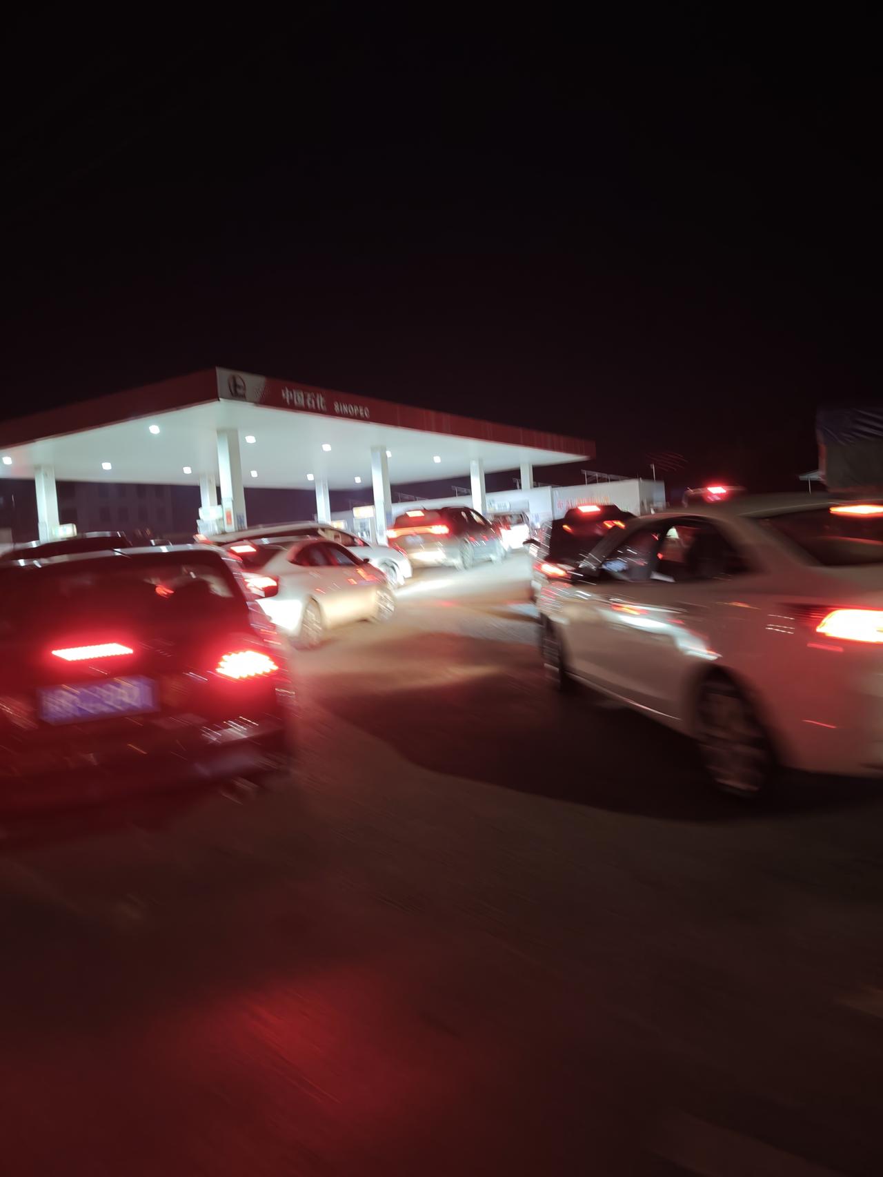 听说汽油准备涨价了，还一次性涨一块多！所以，以前空撩撩的加油站，今晚很多车主连夜