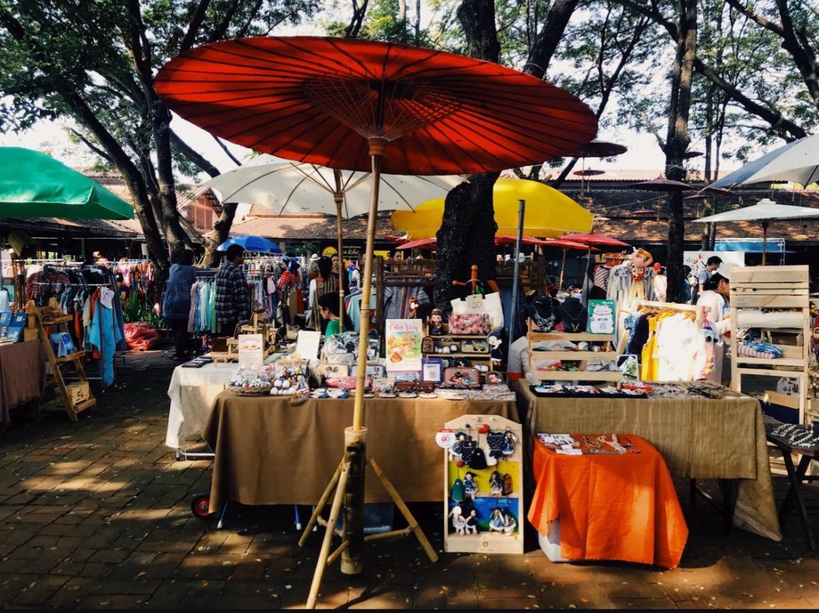 清迈是一个手工艺之都，逛集市是每个人到清迈不可不去的一个行程，爱凑热闹的我自然也