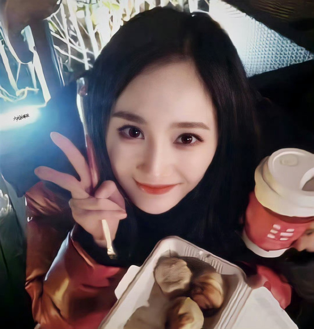 杨幂杨幂💚杨幂0912生日快乐仲夏的凉风吹走炙热的焦虑，橙色的黄昏相拥薄荷的