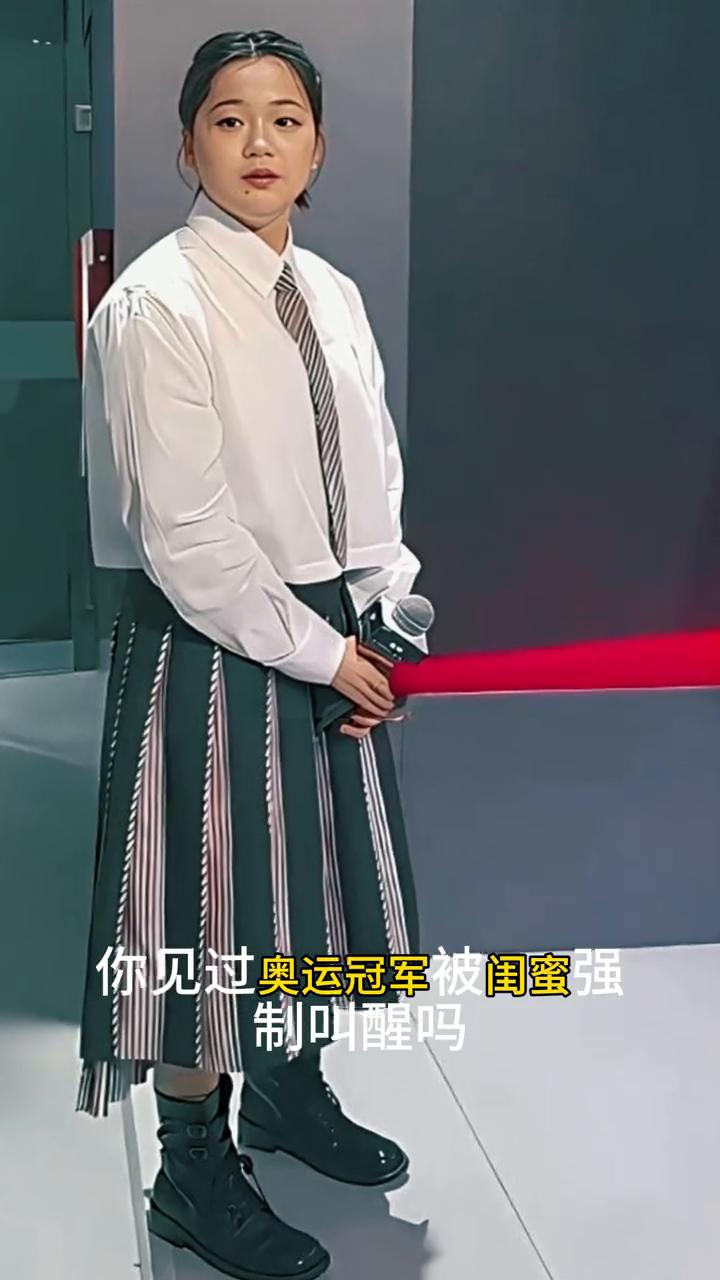 你见过奥运冠军被闺蜜强制叫醒吗？张家齐在客栈玩嗨了，看见新鲜事第一反应掏手机视