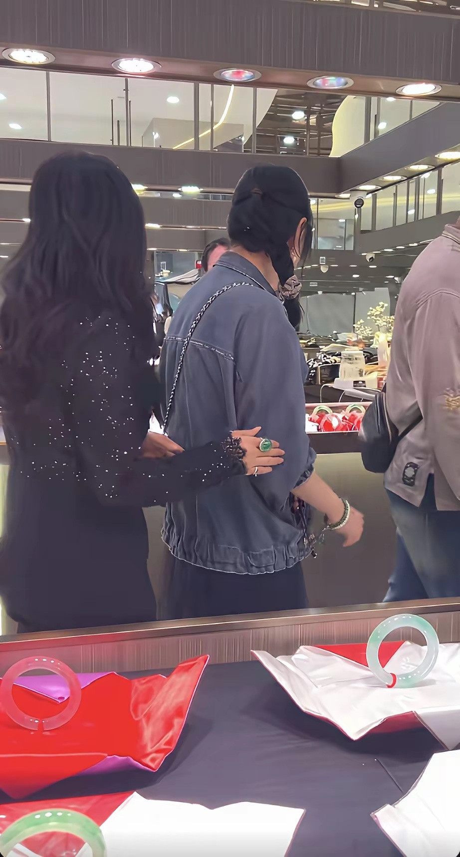 胡歌前女友薛佳凝被拍到现身佛山的一家珠宝商场买珠宝，48岁的她虽然没有结婚，没有